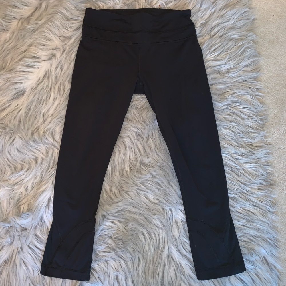 SOLD ON MERC Lululemon cropped leggings
